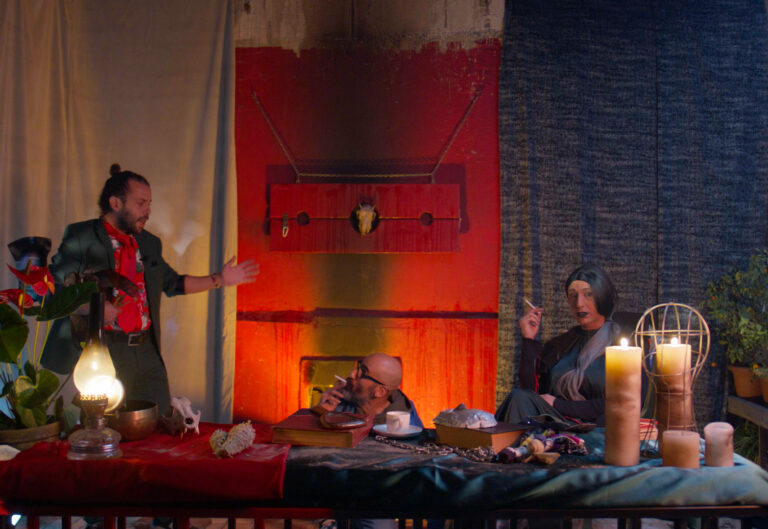 THE ROOSTER IN THE ROOM / DUVARLARIN DIŞINDA